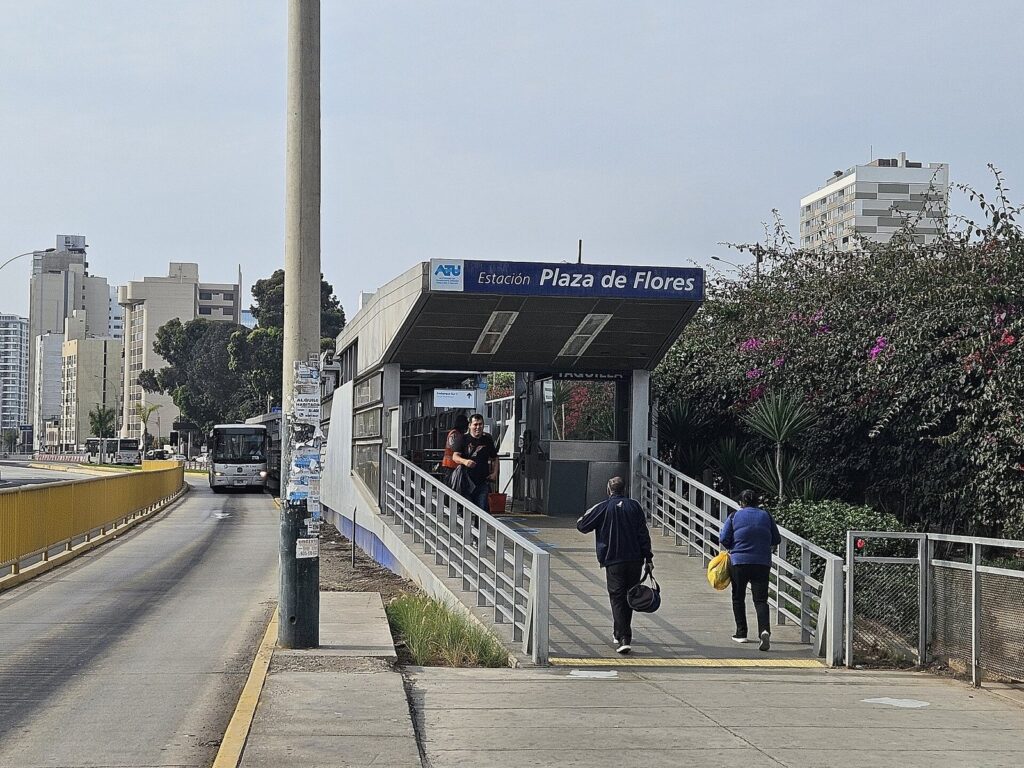 Plaza de Flores station of Lima's Metropolitano bus rapid transit line beside the Vía Expresa, with a bus approaching in its own lane